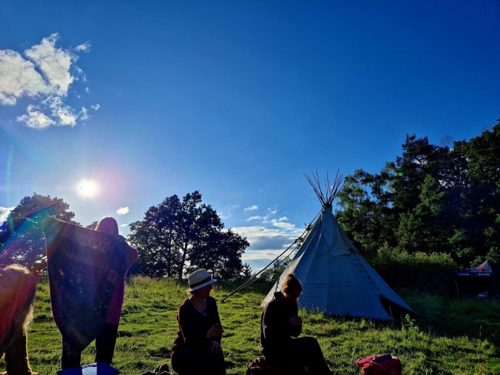 Blue skie and tipi people